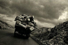 1975-Cukurovadan-Urfaya-donen-Pamuk-iscileri-Osmaniye-yakinlari-Bu-fotografi-Gazeteci-Mete-Akyolun-kaplumbaga-cinsi-VW-aracinin-on-camindan-Ozan-Sagdic-cekmis